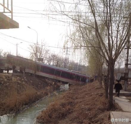 北京地铁亦庄线试车出轨冲上公路(图)