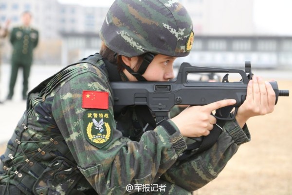 猎鹰突击队女队员颜值爆表 轻松劈一字马