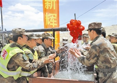 宁夏军区某给水工程团官兵赴西藏阿裏地区执行找水打井任务,和边防