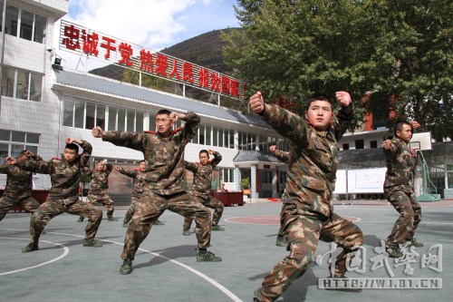 武警甘孜支队紧贴军事训练 刮起最炫战斗风(图)