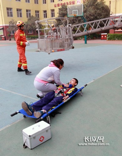 <em>石家庄市</em>2015年中小<em>学生</em>安全教育日现场会召