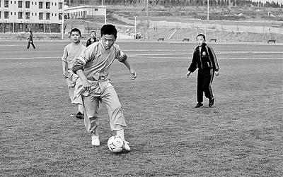 少林小子踢足球照片风靡网路 网友:冲进世界杯