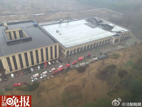 北京一家居建材市场坍塌 记者手机被抢人被抬