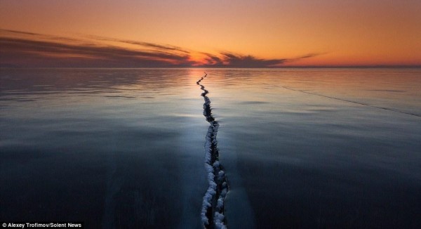 俄贝加尔湖出现裂缝 疑与温度急剧变化有关(图