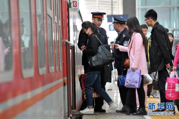 兰州铁路局银川客运段迎来清明节前客流高峰