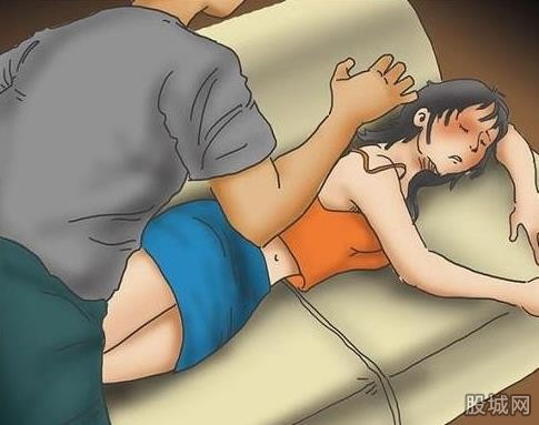 交警强奸醉酒女 女子全身赤裸且有伤痕_新闻中