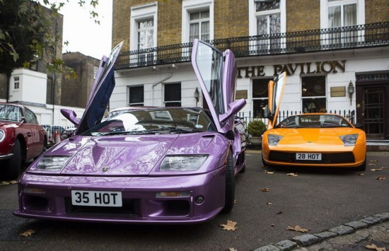 英国富豪花1万英镑让女友享受巧克力奶浴(组图