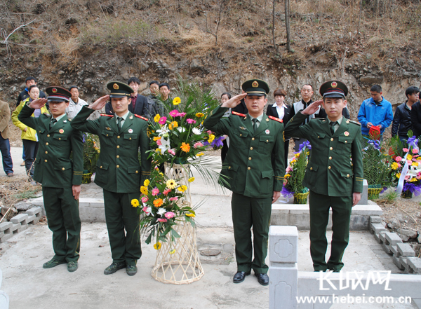 消防官兵向烈士纪念碑敬礼.张平摄