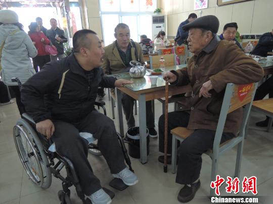 郑州残疾人开公益主题餐厅 承诺一碗面永久免