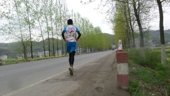 低碳过清明 安康小伙跑步40公里回乡祭祖