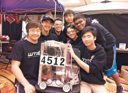 美华裔学生卖灯泡筹经费 夺科技机器人大战名
