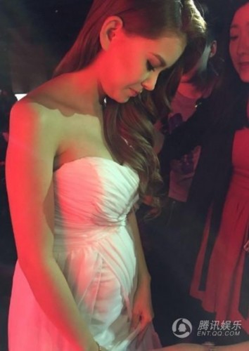  昆凌 怀孕后挺大肚现身  昆凌 如何 收服周杰伦 的