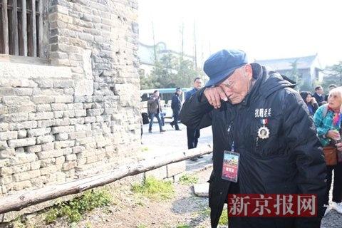 国军老兵重访台儿庄 向满是弹孔老房子敬礼(图