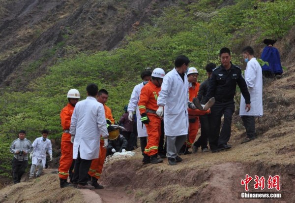 四川美姑面包车坠百米崖下致7死8伤 涉嫌严重超载