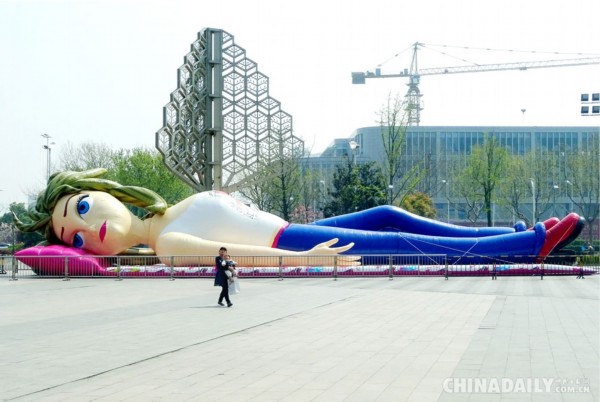 巨型性感充气娃娃亮相南京 高耸胸部是儿童乐园