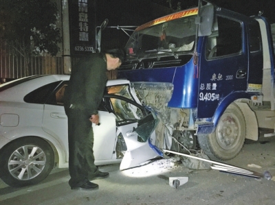 路段,一辆别克轿车司机酒后驾车,在逆行状态下高速撞上停在路边的一辆