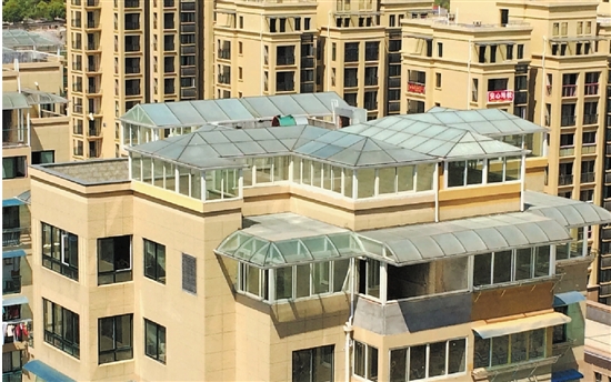 缙云一小区楼顶违建多 阳光房,屡拆不止为哪般