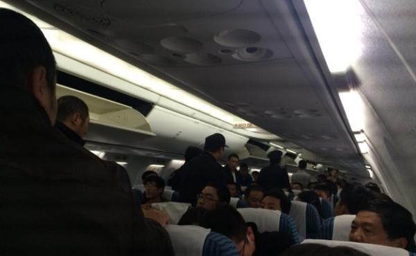 大连至深圳航班4名女乘客飞行途中互殴被拘