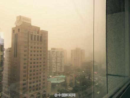 北京严重沙尘天气来袭 沙尘暴天穿件鲜艳衣服
