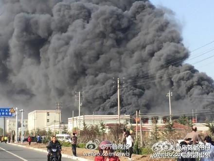 青岛即墨鹤山工业园一地毯厂疑似发生爆炸