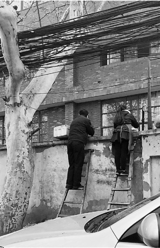 店家化身蜘蛛侠 爬上校园围墙送外卖