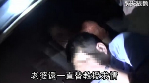 台湾年轻女教师与教授玩车震 遭丈夫捉奸还理直气壮