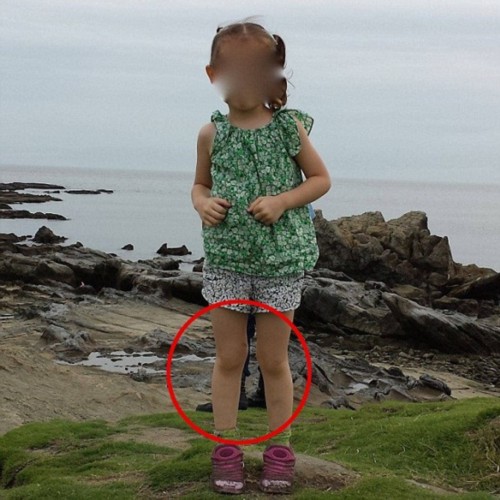 灵异现象?<em>女童</em>坟旁<em>拍照</em> 背后现无身大脚(图)_新