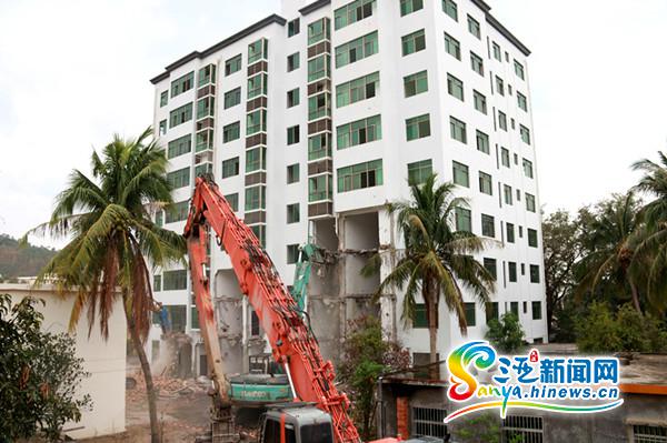 三亚吉阳拆除两栋1.2万平米小产权房 通知住户