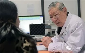 郑大90岁退休教授自愿无偿授课15年 教90后学