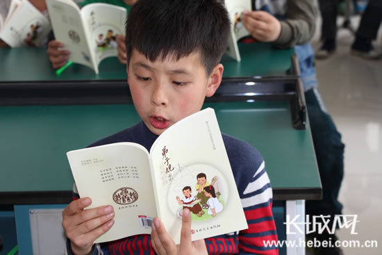 世界读书日 长城网为师生捐赠200本国学经典书