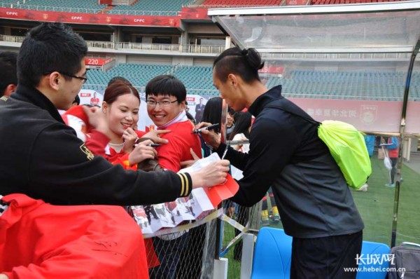 河北华夏幸福足球队球迷开放日迎热情球迷