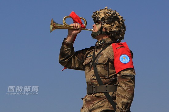 解放军开展红蓝对抗演习 现吹冲锋号画面(组图