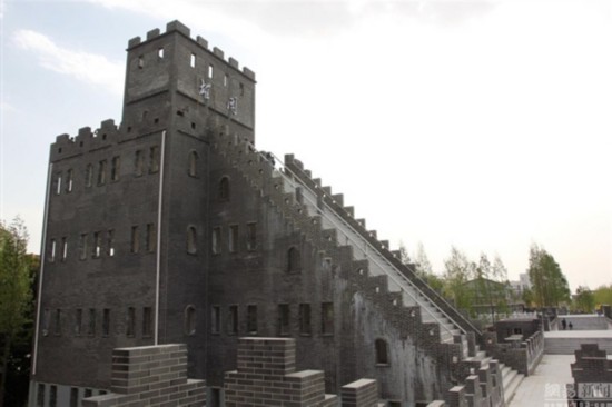 江西南昌现新景区山寨长城 与武汉高校齐驱并