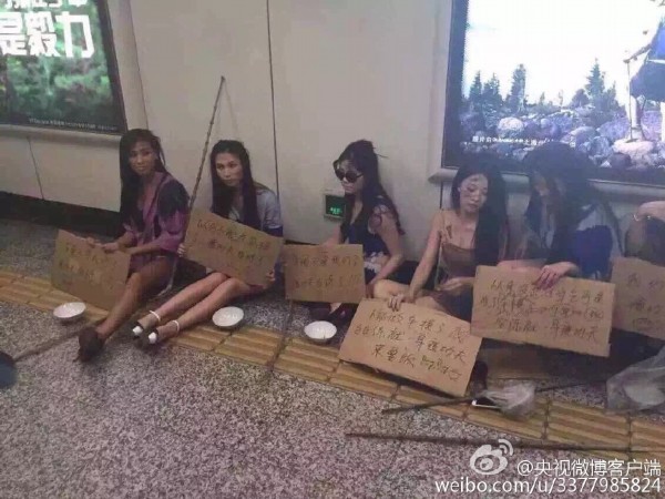 上海车展取消车模 车模扮乞丐乞讨抗议(组图)