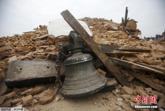 尼泊尔震后文物遭掩埋 居民瓦砾堆中寻生活用