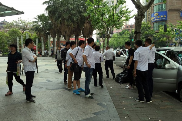 上海专车司机围堵总部抗议待遇差 _娱乐频道_