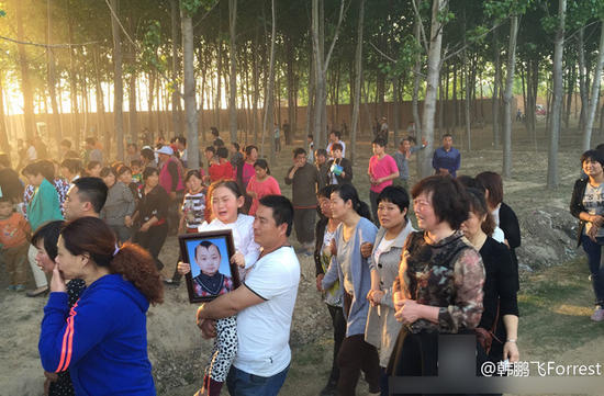 4月28日晚,还不满9周岁的童星邓鸣贺因白血病复发,于海军总医院抢救