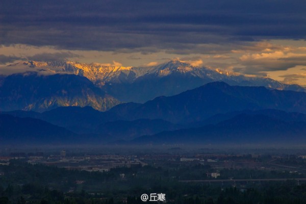 雪山、蓝天、云朵 成都今日天空醉人