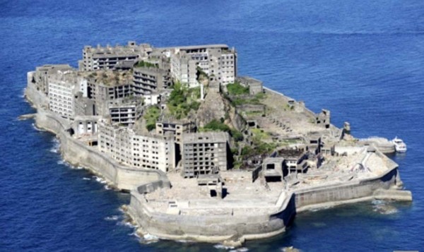 该岛位于长崎市的西南端,原为无人岛,曾因在此开发海底煤炭而被誉为