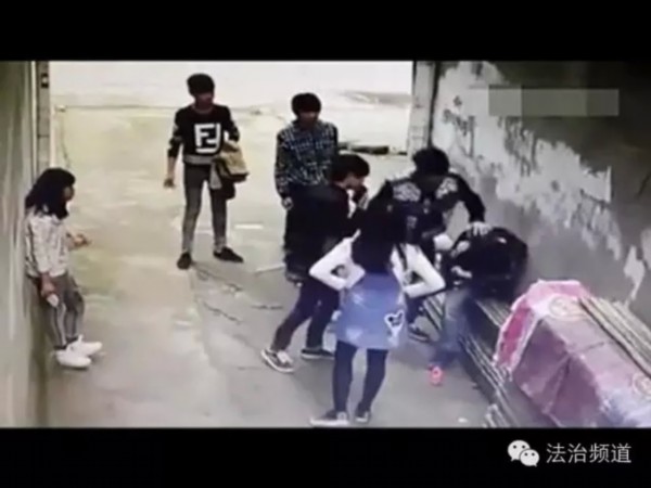 青少年暴力打架视频网上疯传 河南兰考躺枪