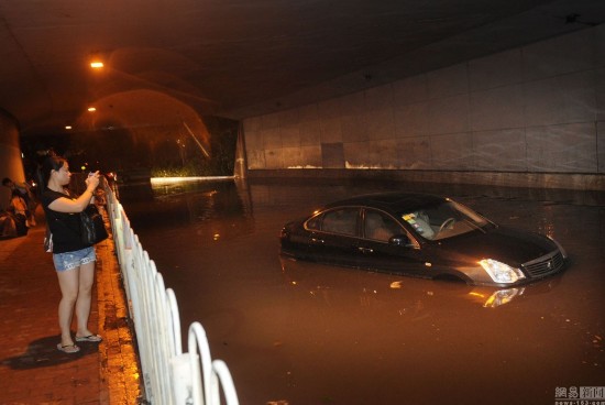 广州突降暴雨 多地出现水浸堵车