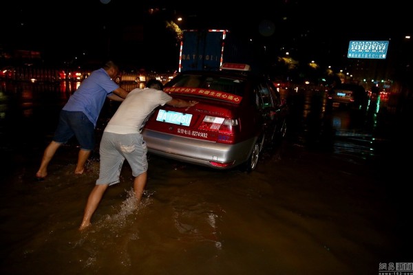 广州突降暴雨 多地出现水浸堵车