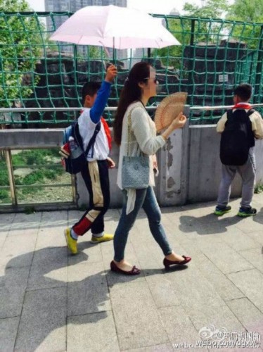 上海教育局:学生是自愿给老师打伞 老师已检讨