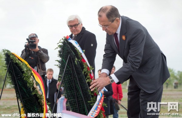 德国外长施泰因迈尔访俄 向德二战阵亡将士墓