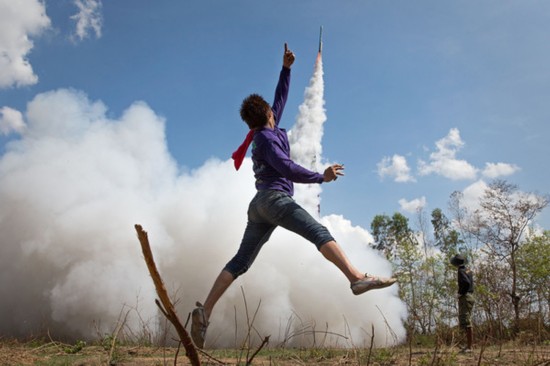泰国东北部迎来火箭节 居民发射简易火箭求雨