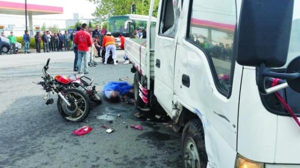 俩中学生骑摩托车与货车相撞 一人抢救无效死