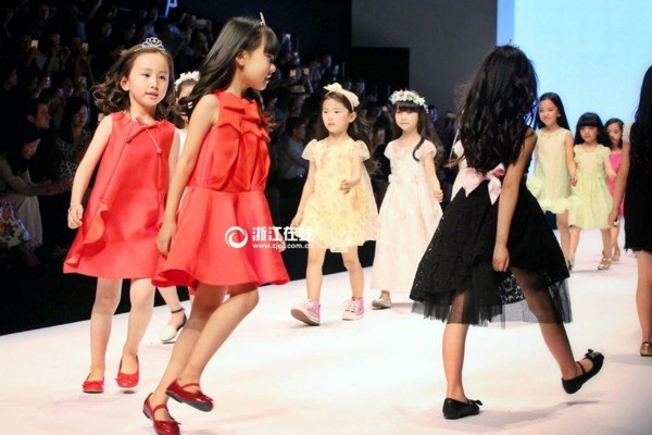 模特走秀视频超模国内 7675143833846762998.jpg