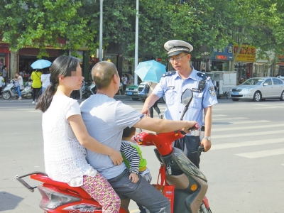 洛阳严查电动车、摩托车等违法行为 首日查33
