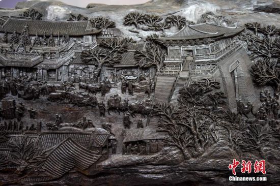 千年巨型乌木雕《清明上河图》亮相 形似卧龙