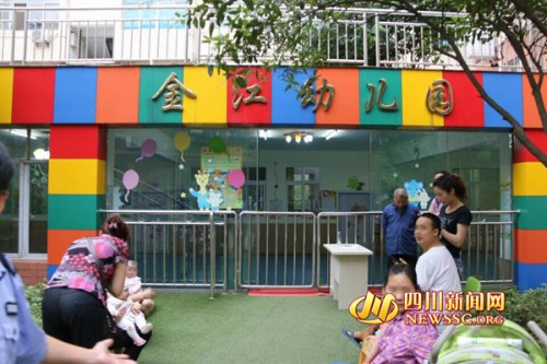 四川一幼儿园老师殴打幼儿 当地教育局公安局
